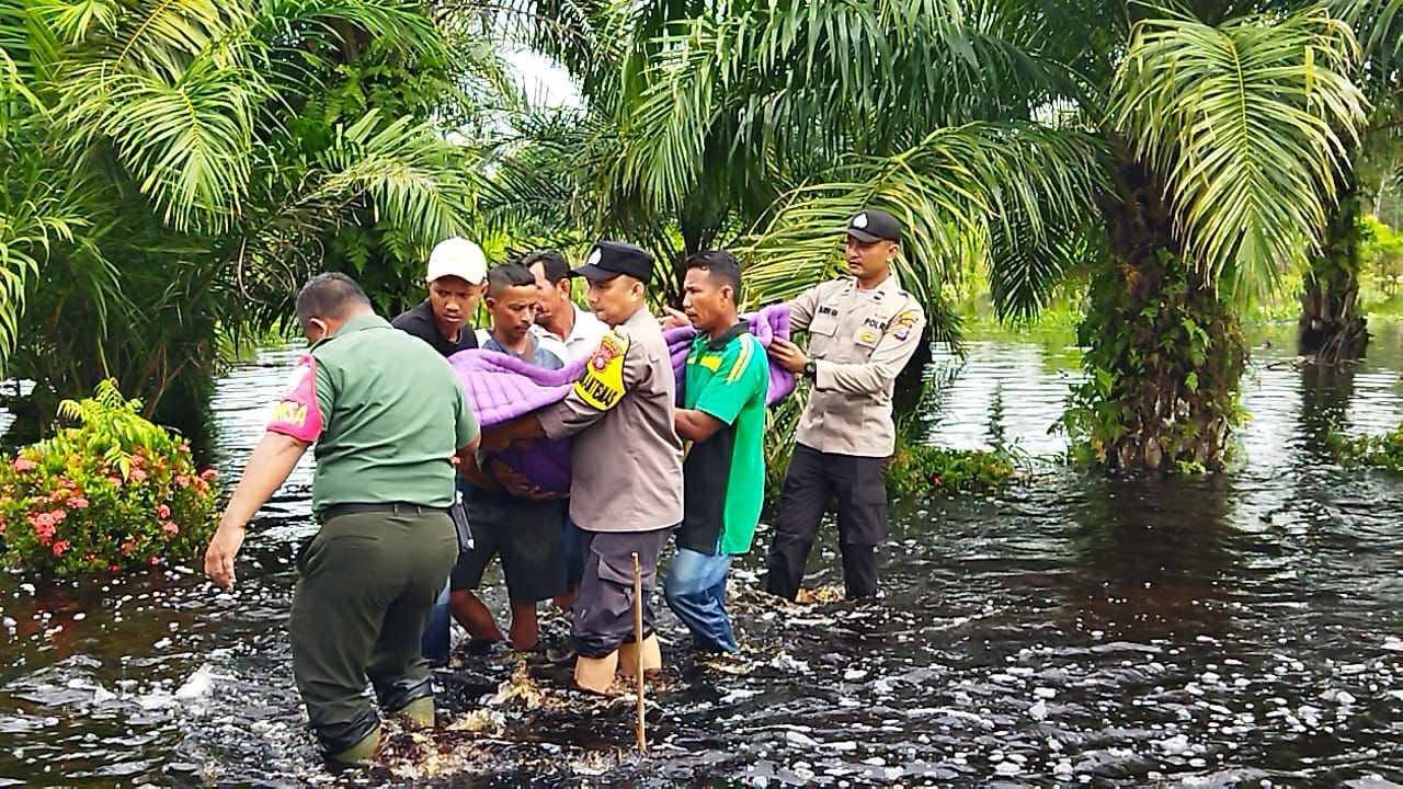 Tangani Bencana Banjir, Irjen Iqbal Kerahkan Personel Bantu Masyarakat